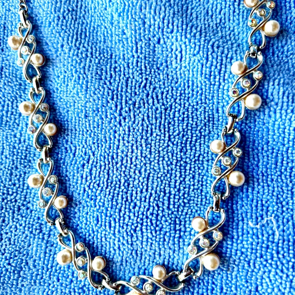 Vintage Signed Sarah Coventry Faux Pearl and Rhinestone Silver tone Necklace 18.